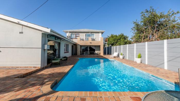 15min to V&A Waterfront, 5min to Canal Walk Mall & 5min to Grand West Cassino