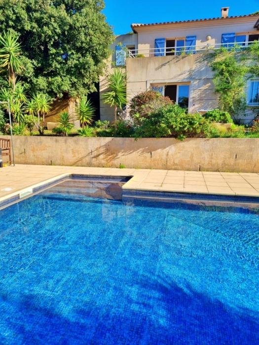 Agréable 2 pièces dans villa avec piscine