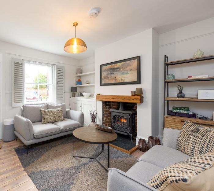 Charming 2 Bed Cottage - within city walls - free parking- garden