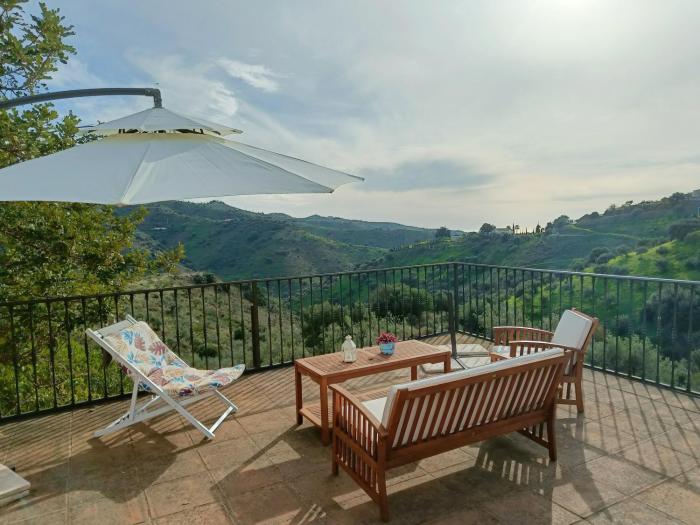 Charming Casa with Large Terrace and Sea View, 30 minutes from Malaga