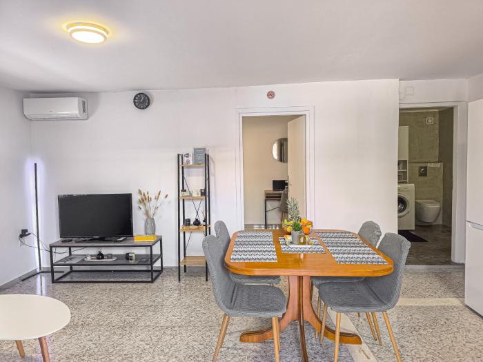 Comfy flat with large terrace, Fiber internet and private parking