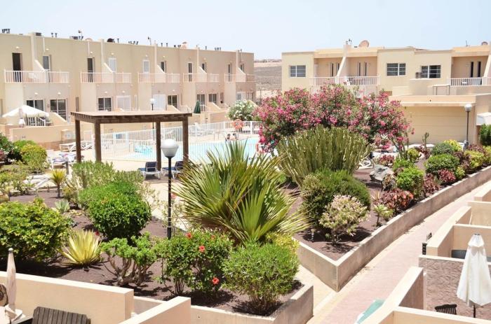 Casa Caleta, Beautiful 3-Bed Home, large patio & communal pool