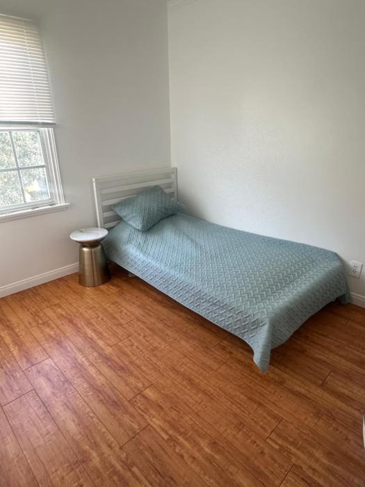 Cute room in best area of Hollywood