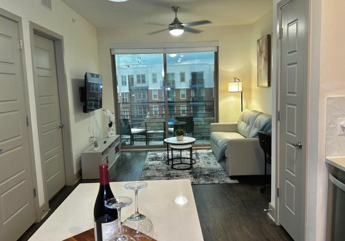 Modern & Cozy Apt with pool in prime location