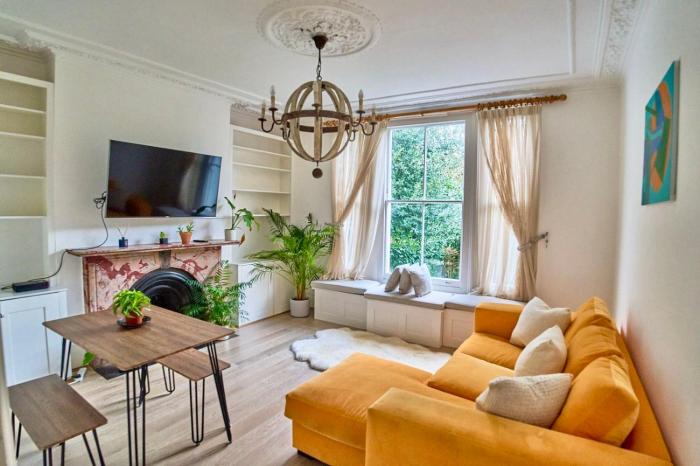 Bright Cozy Garden Retreat w Fast Wifi & 5min to Tube Subway Metro & Close to Park & Street Parking P4P