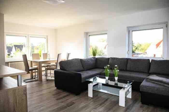 Moderne Wohnung mit Balkon, Küche, Garten Smart-TV