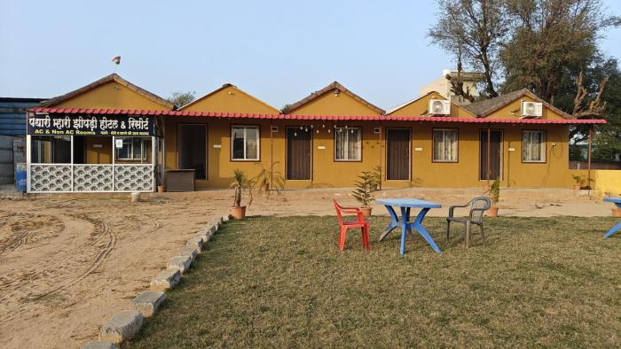 PADHAARO MAHARI JHOPADI HOTEL And RESORT