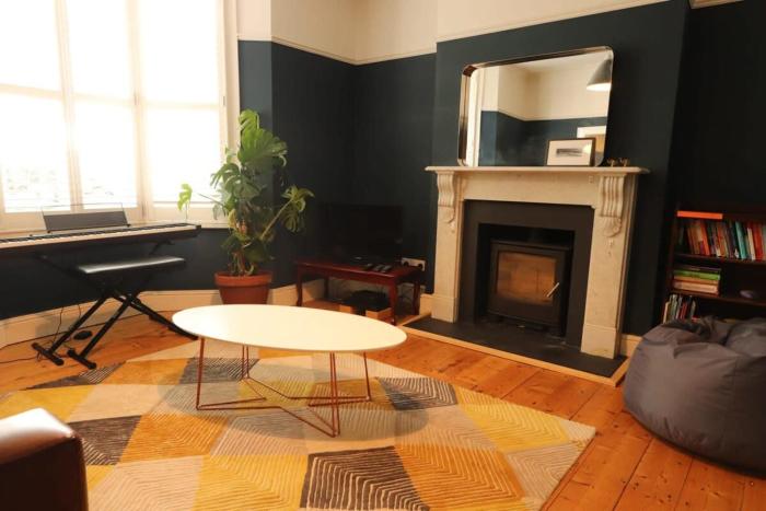 Bright Two Bedroom House with Parking and Garden