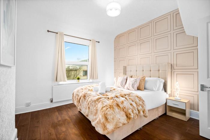 Stylish 3-Bedroom Home with Garden & Convenient Parking 18M