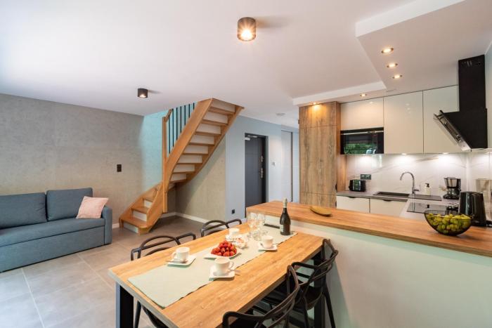 Apartamenty w sam las by KLIF Ustka - dwupoziomowy z 2 sypialniami balkonem widokiem na las, parkingiem