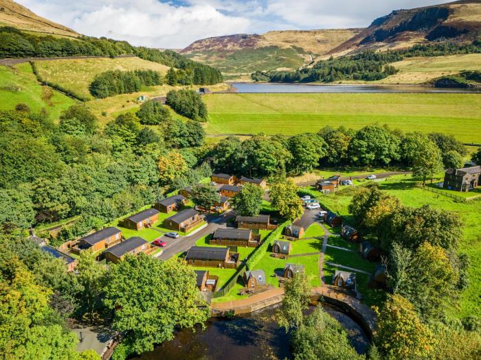 Dovestone Secluded Luxury Lodges sleeps 6 - pets welcome