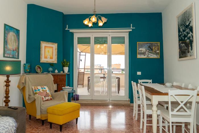 Stanza con bagno privato in attico