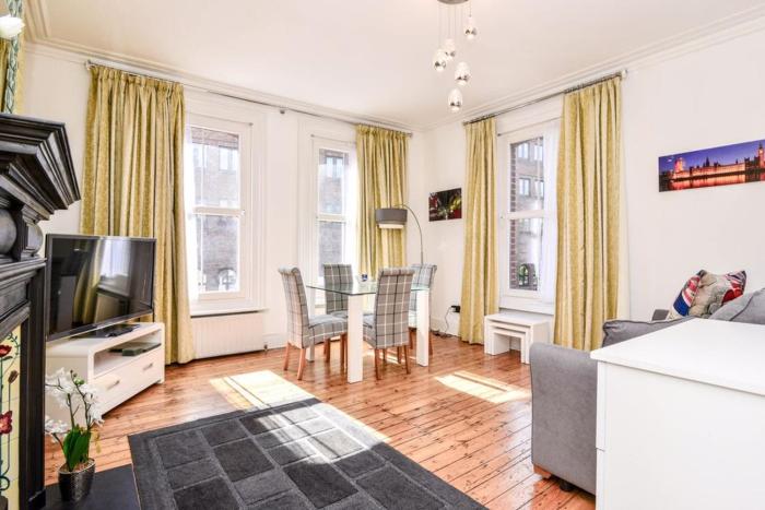 Gorgeous First Floor apartment near Station