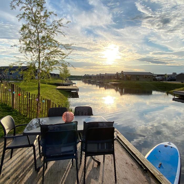 Elegantes Chalet am Wasser mit Steg Klimaanlage Ferienhaus am See Niederlande