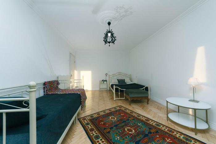 Белые апартаменты на Жилянской