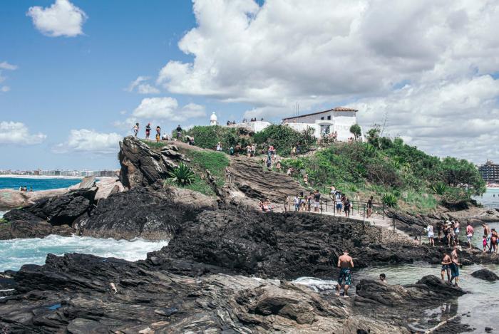 Loft c varanda e localizacao ideal a 650m da praia