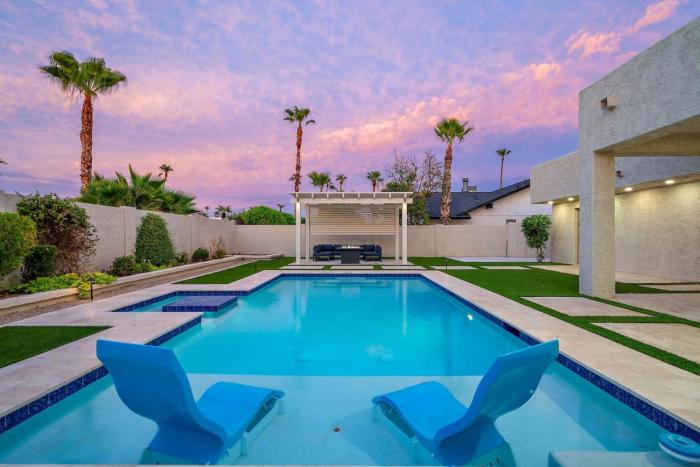 Luxe 4BR Oasis with Private Pool BBQ and EV Chrger