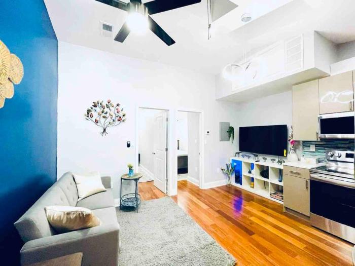 Vibrant 1BD Suite in Downtown Center City
