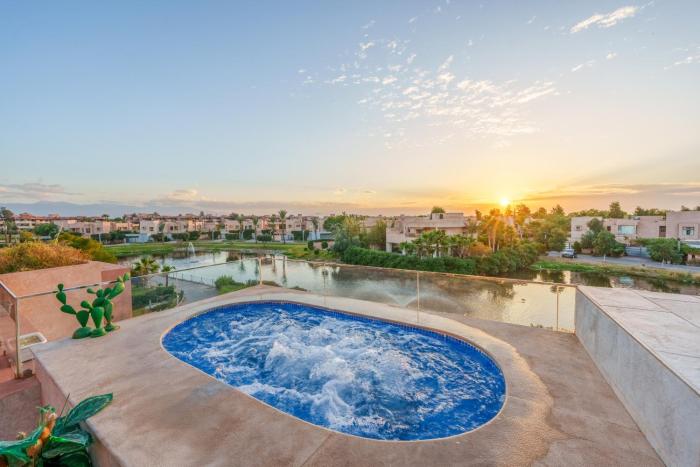 Spacious Luxury Apartment with Heated Pool Center