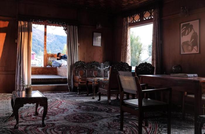 OMAR KHAYYAM HOUSEBOAT RETREAT and FAVELA HEADROOMS