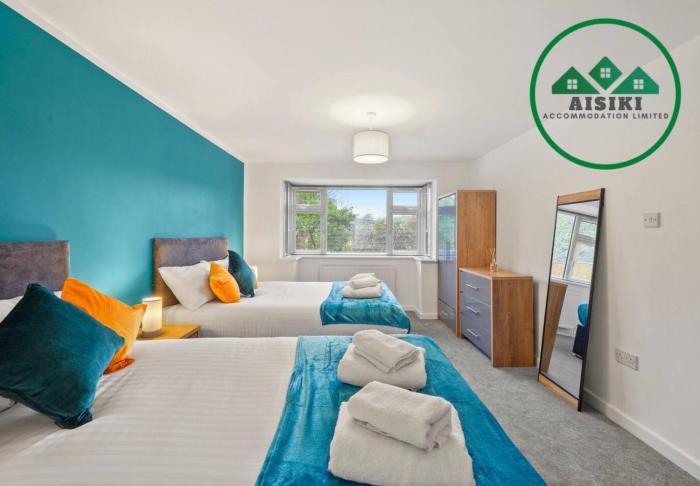 Aisiki Apartments at Barnet, Ground Floor, 2-Bedroom & 1-Bathroom, Pet Friendly Flat, Double Beds with Free WiFi