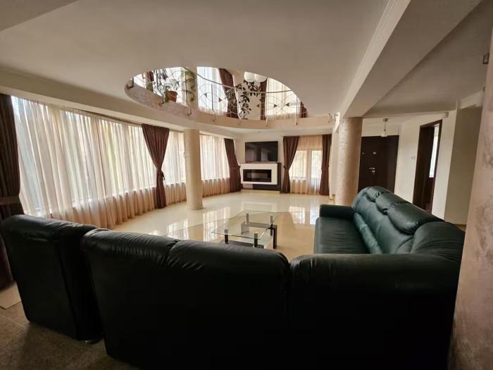 Elegant Private Villa with 3 Bedrooms, Office, and shared courtyard, Perfect for 8 Guests