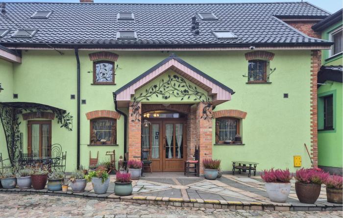 2 Bedroom Amazing Apartment In Obryta