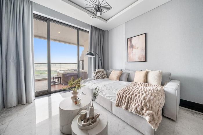 Business Bay 1BR Canal Views, Pool, Gym & Near Burj Khalifa