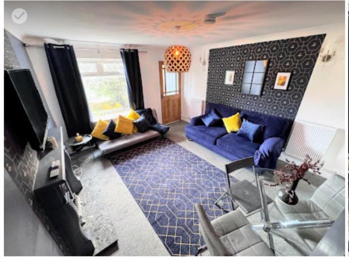 Luxury Living in Canterbury with Hot Tub and Parking