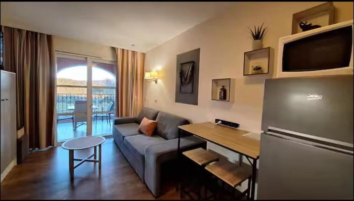 CAP ESTÉREL studio 4 pers équipé, belle vue Golf, centre village PIERRE & VACANCES , PARKING inclus et 5 PISCINES accès gratuit, CLIM, WIFI, TV, lave-vaisselle et lave-linge,four, plancha