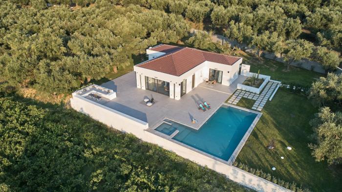 Drallos Luxury Villa - Private Heated Pool & Large Groups, by ZanteWize