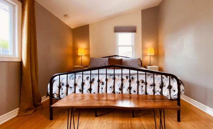 KingstonStays The Neighbourhood, Expansive loft, free parking