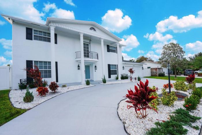 Newly Renovated Coconut Creek Home with Pool and Billiards