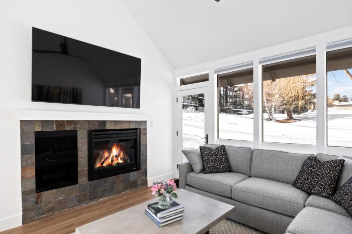 Unbeatable Location, Sleeps 12, Ski Access Across the Street, Large Hot Tub, Walk to the Lift