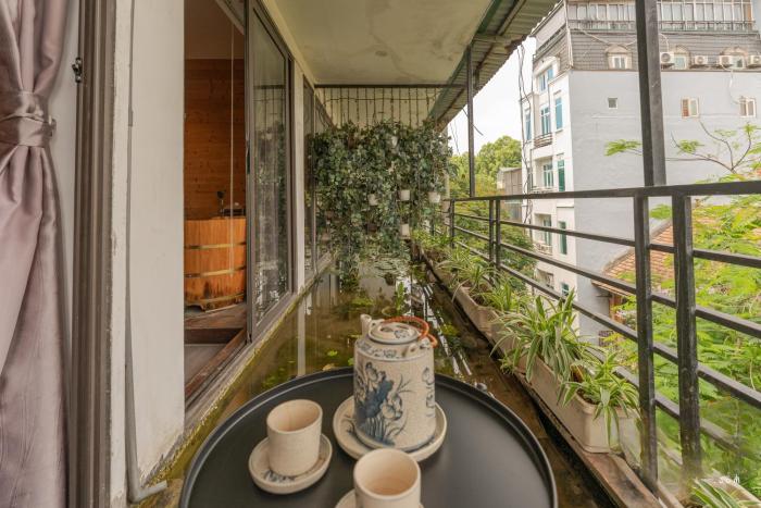 PagodaView2-LotusPond-WoodenBathtub