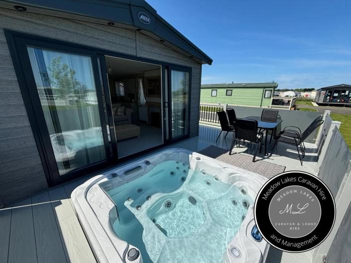 The Retreat 39 - Hot tub Mini Lodge - Golden Palm - pet friendly, WiFi, central heating, bed linen - Meadow Lakes Caravan & Lodge Hire