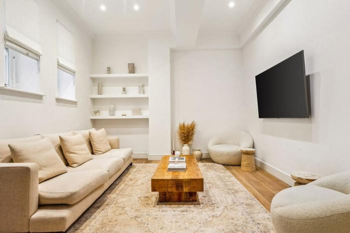 Luxury 2-Bed Apartment Steps from Oxford Street