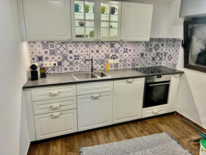 Steinhaus im Zentrum, 50 m zum Meer