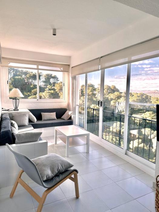 Apartamento con piscina y vistas al mar