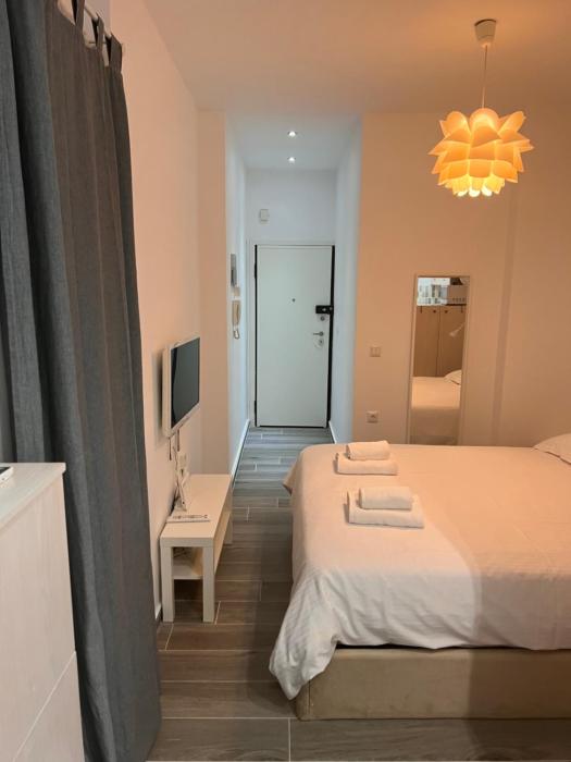 Small budjet deluxe studio down town