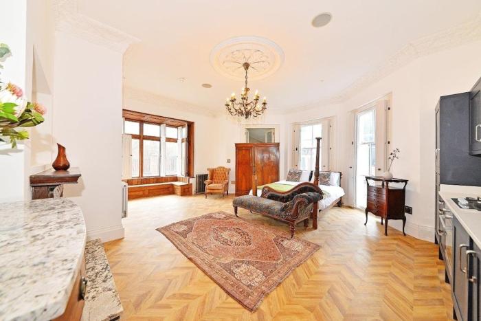 Superb studio flat 5 minutes from city centre