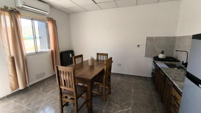 Depto en planta baja con Aire acondicionado a 500m de la ruta - Camas individuales