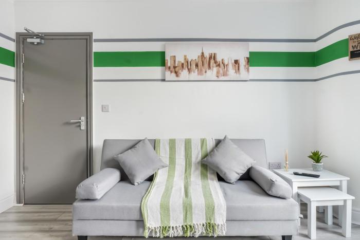 Contractor Luxury Home - Long Stays - 4 Bedrooms - Sleep 8 - Zip & Link Beds - Ultra Fast WiFi - Free Parking