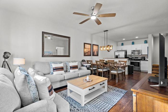 3 Bedrooms2 Bathrooms Lucaya Village 20-107