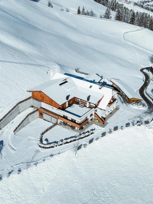 ALMRESIDENZ UNTERRAIN -1 km BY CAR DISTANCE SKI SLOPES KRONPLATZ