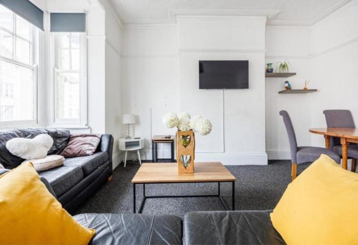 Spacious & Well-lit 2BR Apt with WiFi & Netflix - Excellent Location! Nr High Street, C2C & BEACH by Everhome ltd