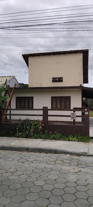 Casa na reserva natural do surf com trilha para praia e terreno compartilhado
