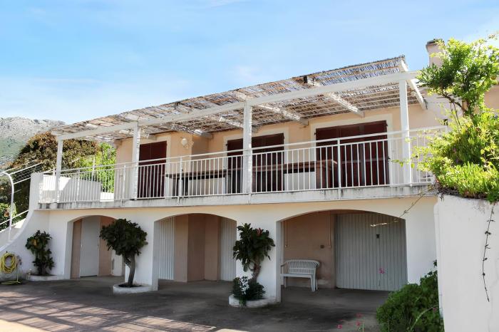 Maison Vue Mer à Lumio avec Terrasse et Jardin Clos