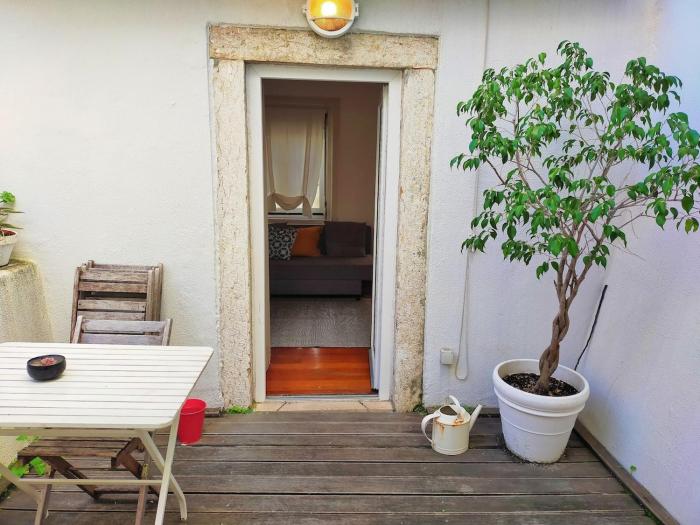 Central terrace apartment at typical Bica and Chiado