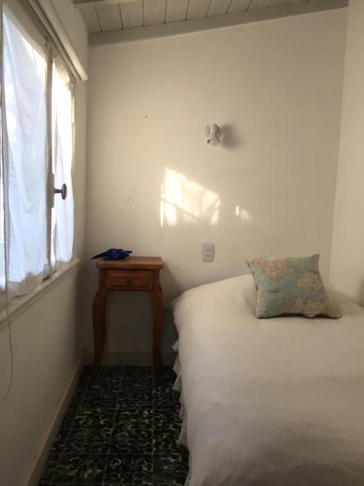 habitación con baño privado y entrada independiente